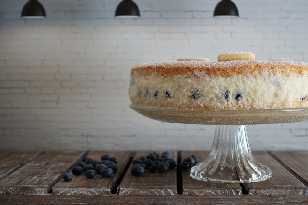 Topfenoberstorte, Käsesahnetorte, mit Heidelbeeren/Blaubeeren und Kokosbiskuit, ein Tortenklassiker als Naked Cake interpretiert; Rezept von Daniela Terenzi, linzersmileys.com, kreativ backen, modern, trendy