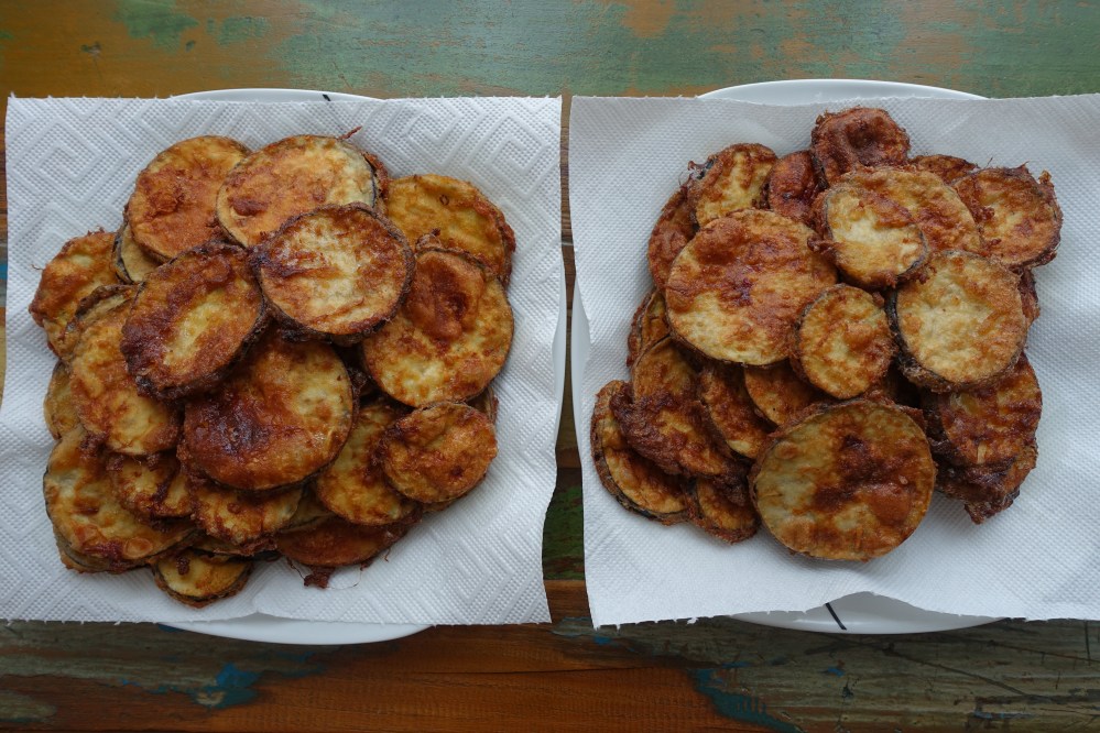 Melanzane alla parmigiana, Parmigiana di melanzane, italienischer Auflauf mit Melanzani/Auberginen, Tomatensoße, Mozzarella, Parmesan, Schinken, Ei ... unbeschreiblich köstlich, aber auch üppig und aufwendig in der Zubereitung; ein Originalrezept aus Bari (Apulien) von Victor La Forgia's Großmutter - erstmals veröffentlicht auf www.linzersmileys.com , mediterran kochen mit Daniela Terenzi