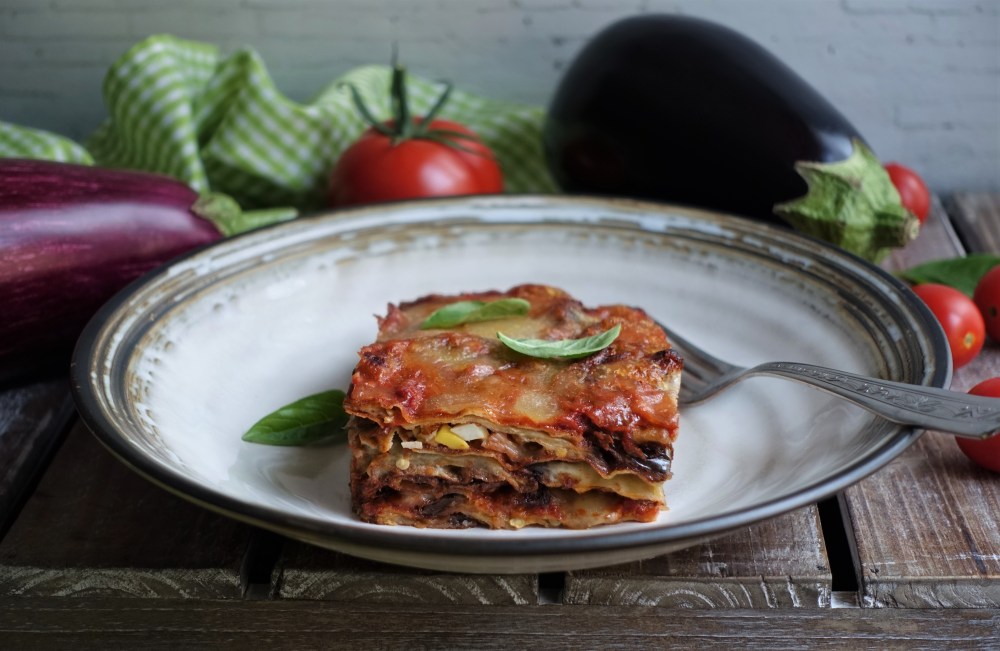 Melanzane alla parmigiana, Parmigiana di melanzane, italienischer Auflauf mit Melanzani/Auberginen, Tomatensoße, Mozzarella, Parmesan, Schinken, Ei ... unbeschreiblich köstlich, aber auch üppig und aufwendig in der Zubereitung; ein Originalrezept aus Bari (Apulien) von Victor La Forgia's Großmutter - erstmals veröffentlicht auf www.linzersmileys.com , mediterran kochen mit Daniela Terenzi