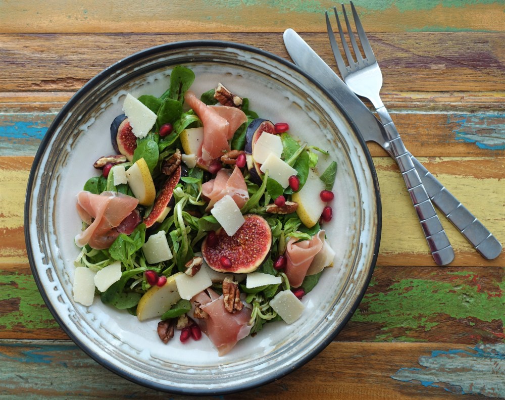 Rapunzel, Vogerlsalat, Feldsalat, herbstlich garniert, Feigen, Birnen, Granatapfel, Walnüsse, Prosciutto, Parmesan, Herbstsalat, für Feinschmecker