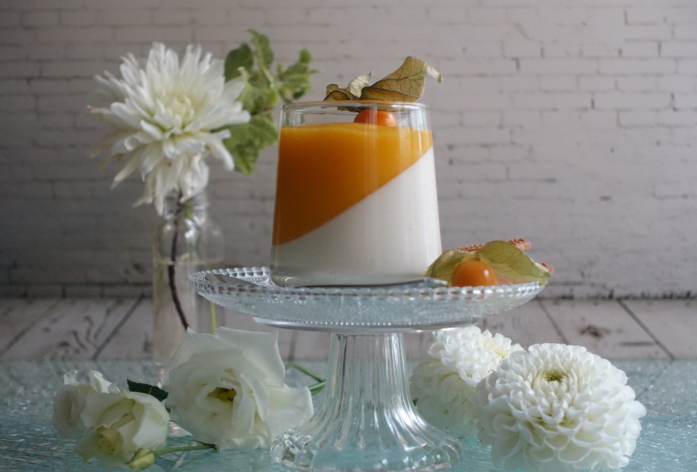 Panna cotta mit Mango-Coulis und Physalis, italienisches Kult-Dessert, mit Obst, im Glas serviert, #friendsofglass , Dessert zum Löffeln