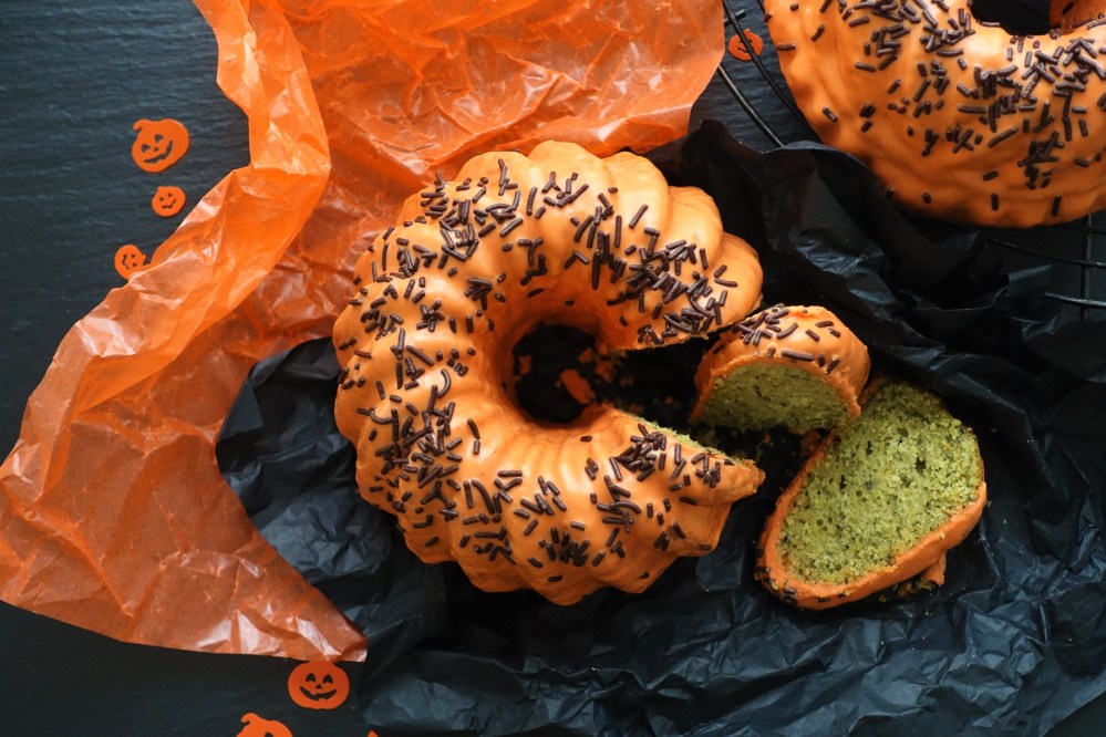 Happy Halloween! gruselig backen, gespenstisch, Herbst, Orange & Grün, Süßes mit Kürbiskernen und Schokolade, echt Steirisch, Gugelhupf fürs Halloween-Buffet, schmeckt Groß & Klein, linzersmileys