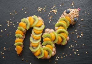 Snake Cake, Keks-Tarte in Schlangenform à la linzersmileys, Rezept von Daniela Terenzi, backen für Halloween, süße Schlange, vegetarisch, Früchte und Nüsse, Trendtorte, Number Cake mal anders, im Halloween-Style