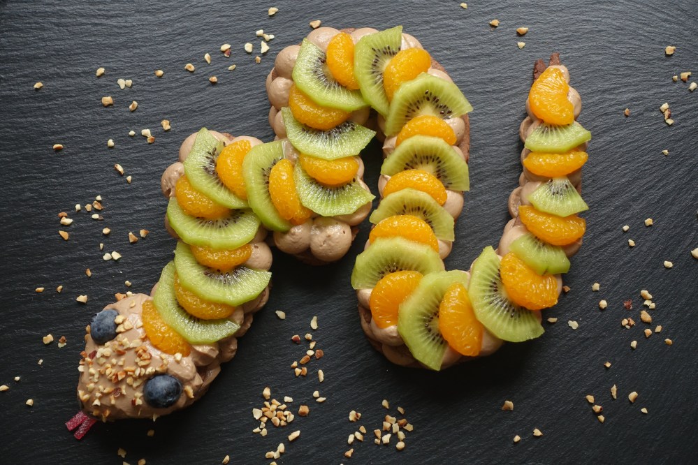 Snake Cake, Keks-Tarte in Schlangenform à la linzersmileys, Rezept von Daniela Terenzi, backen für Halloween, süße Schlange, vegetarisch, Früchte und Nüsse, Trendtorte, Number Cake mal anders, im Halloween-Style