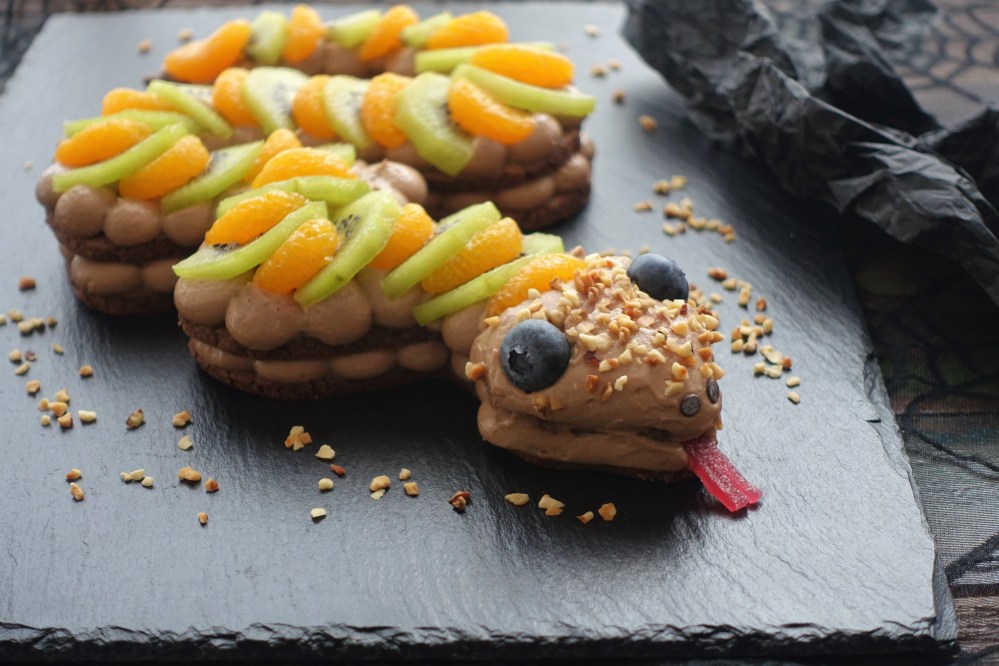 Snake Cake, Keks-Tarte in Schlangenform à la linzersmileys, Rezept von Daniela Terenzi, backen für Halloween, süße Schlange, vegetarisch, Früchte und Nüsse, Trendtorte, Number Cake mal anders, im Halloween-Style