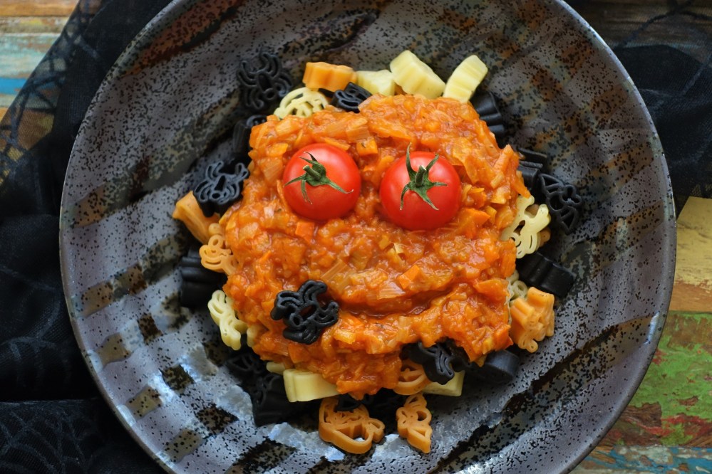 Halloween, Halloween-Pasta, gruselige Nudeln, unheimlich lecker, schaurig, köstlich, gruselig kochen, Gericht mit Gruselfaktor, perfekt für doe Halloween-Party, ein Highlight für Kinder, kochen für Teenies, linzersmileys, Kürbis, Kürbissoße, Kürbisragout