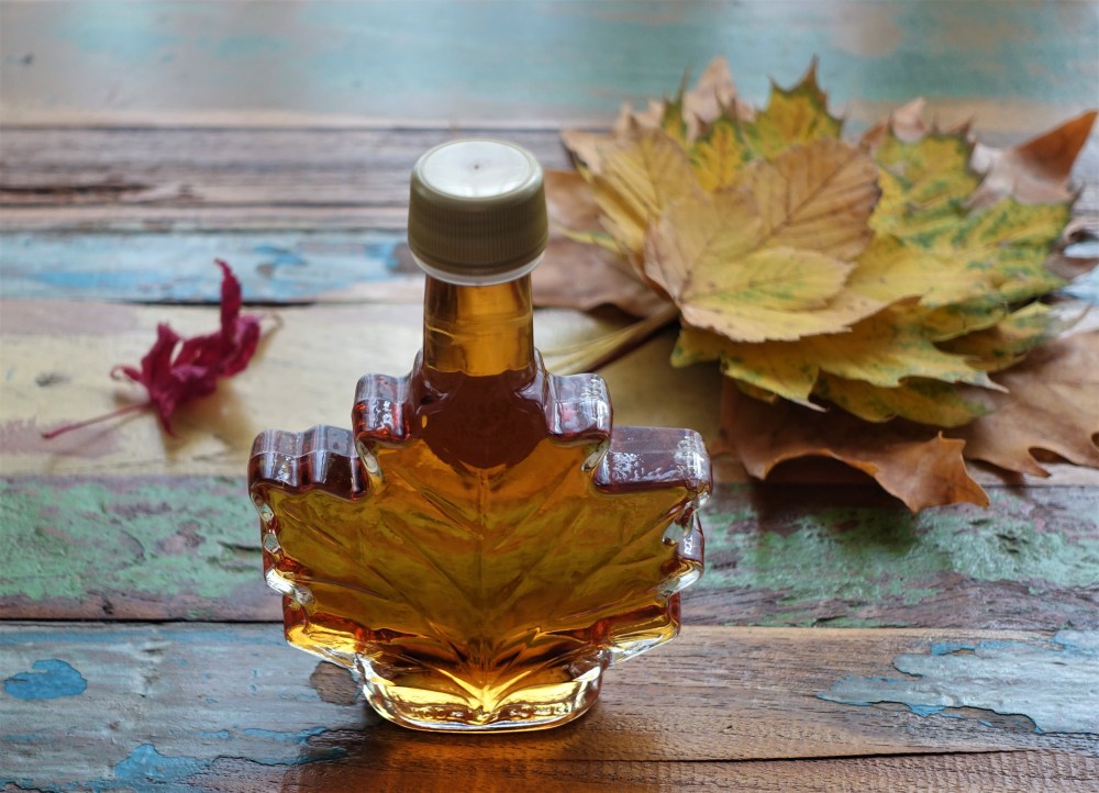 Maple Syrup, Ahornsirup, aus Kanada, weihnachtlich, würzig, duftend, herbstlich, Blätter, Ahorn, Herbst-Inspiration in der Küche, linzersmileys, Food Styling mit Blättern