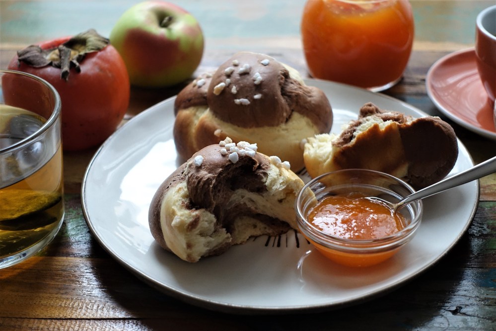 Brauchtumsgebäck, Hefeteig, Germteig, geflochten, Zopf, Knopf, Striezel, Allerheiligen, marmoriert, bicolour, bicolor, zweifärbig, Gebäck, fluffig, Frühstück