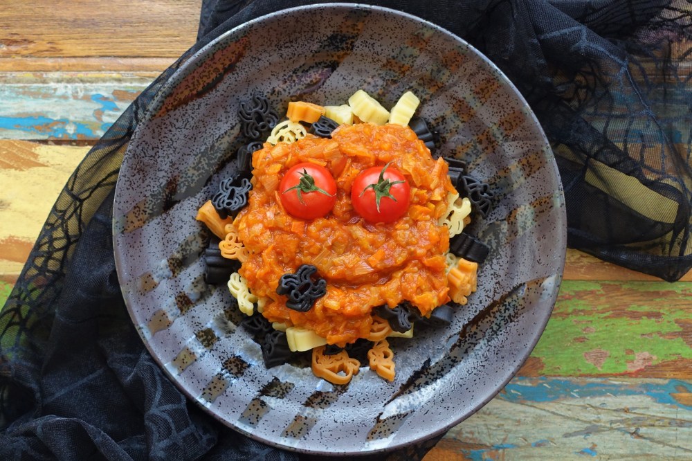 Halloween, Halloween-Pasta, gruselige Nudeln, unheimlich lecker, schaurig, köstlich, gruselig kochen, Gericht mit Gruselfaktor, perfekt für doe Halloween-Party, ein Highlight für Kinder, kochen für Teenies, linzersmileys, Kürbis, Kürbissoße, Kürbisragout