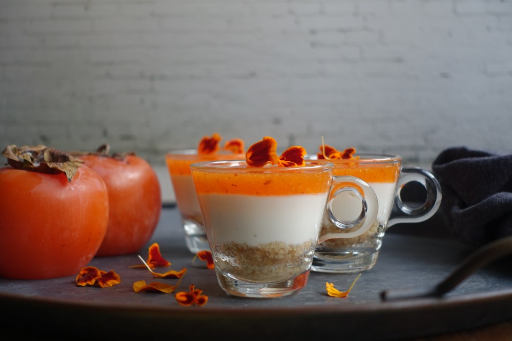 Cheesecake im Glas, NoBake, Kuchen ohne Backen, Italian Style, Käsekuchen im Glas, Mascarpone, Joghurt, zum Löffeln, Kaki, Keksboden, italienisch kochen, für Gäste, Dessert zum Löffeln, NoBake Cheescake, Cheescake im Glas, Kaki, Kakis, Kakipflaume, Was machen mit Kaki? italienisch kochen, dolce all'italiana, trendy, easy-peasy