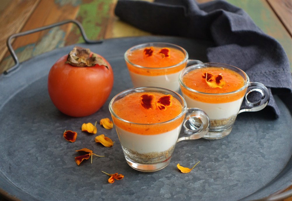 Cheesecake im Glas, NoBake, Kuchen ohne Backen, Italian Style, Käsekuchen im Glas, Mascarpone, Joghurt, zum Löffeln, Kaki, Keksboden, italienisch kochen, für Gäste, Dessert zum Löffeln, NoBake Cheescake, Cheescake im Glas, Kaki, Kakis, Kakipflaume, Was machen mit Kaki? italienisch kochen, dolce all'italiana, trendy, easy-peasy