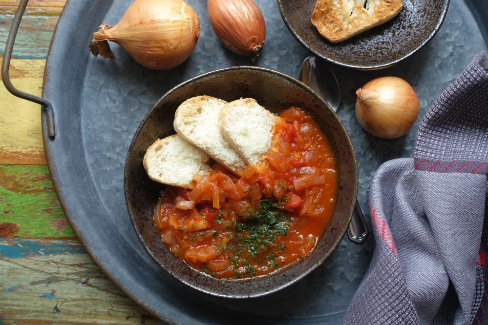 Cipollata toscana, toskanische Zwiebelsuppe, Zwiebelsuppe mit Tomaten, aus Italien, kochen wie in der Toskana, Suppenglück, bauchwärmend, Soulfood, Löffel für Löffel, seelenwärmend, Italian Onion Soup