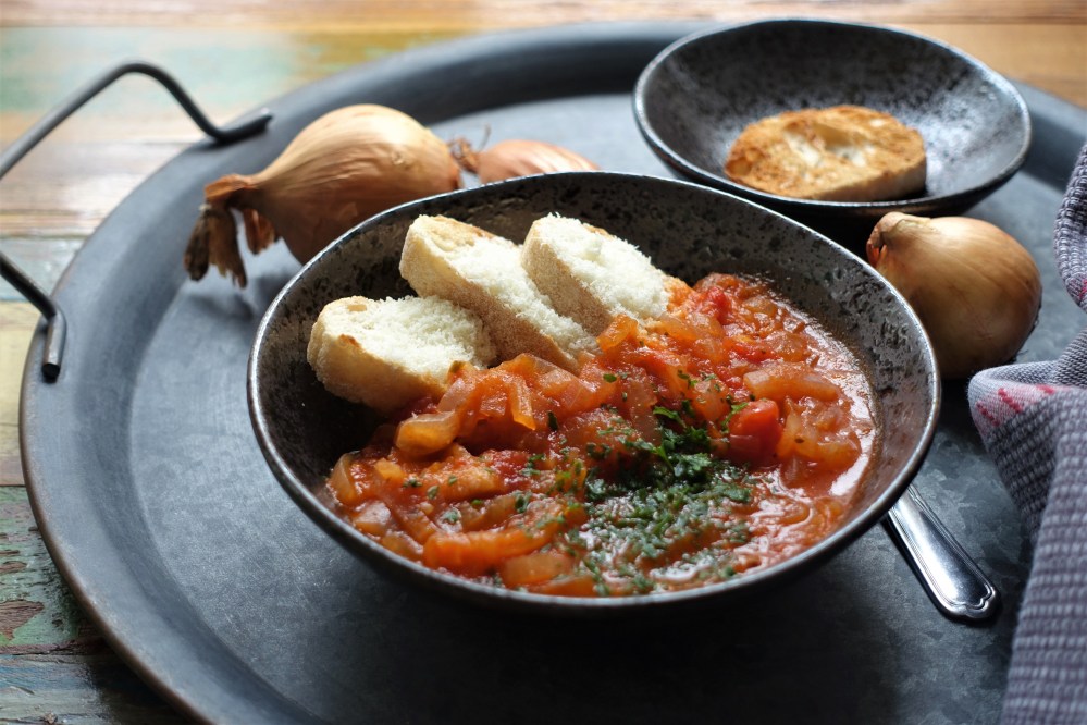 Cipollata toscana, toskanische Zwiebelsuppe, Zwiebelsuppe mit Tomaten, aus Italien, kochen wie in der Toskana, Suppenglück, bauchwärmend, Soulfood, Löffel für Löffel, seelenwärmend, Italian Onion Soup