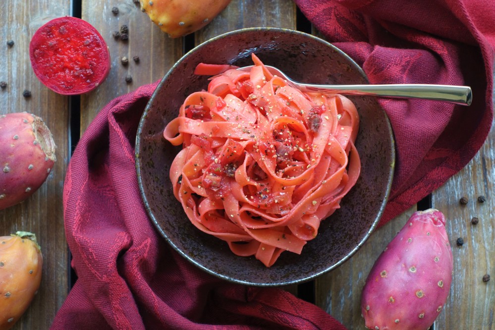 Pink Pasta, rosa Nudeln, Taglitelle, Fettuccine, Bandnudeln mit Ei, in Rosa, nicht nur für Mädels, Rezept mit Kaktusfeigen, Fichi d'India, Speck und Zwiebeln, extravagant, außergewöhnlich, italienisch