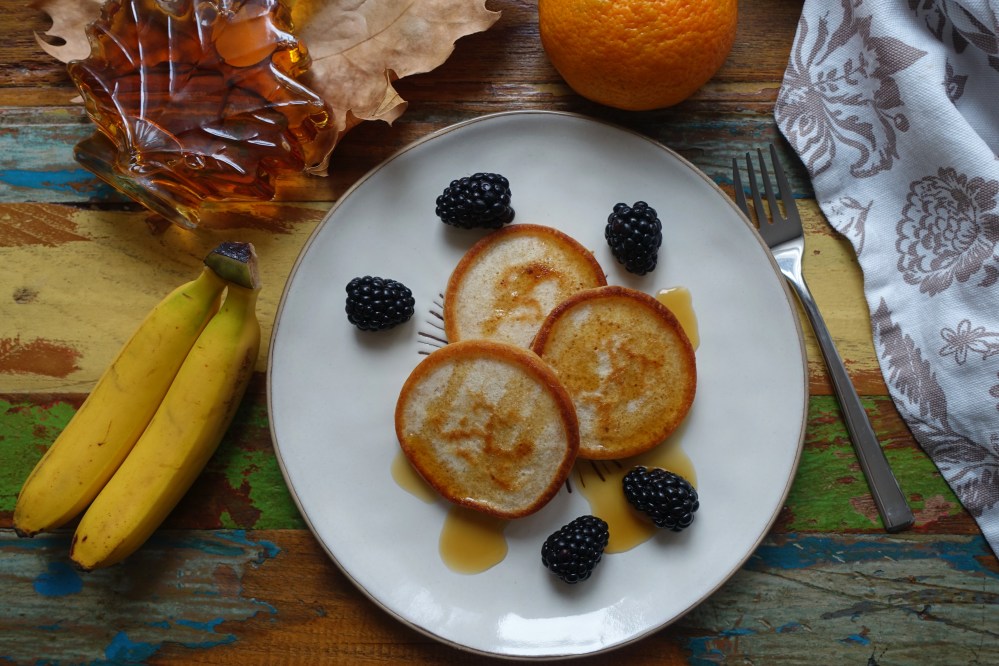 Pancakes mit Buttermilch und Dinkelmehl, Frühstück American Style, mit Ahornsirup und Früchten, Pfannküchlein, Amerikanische Pfannkuchen