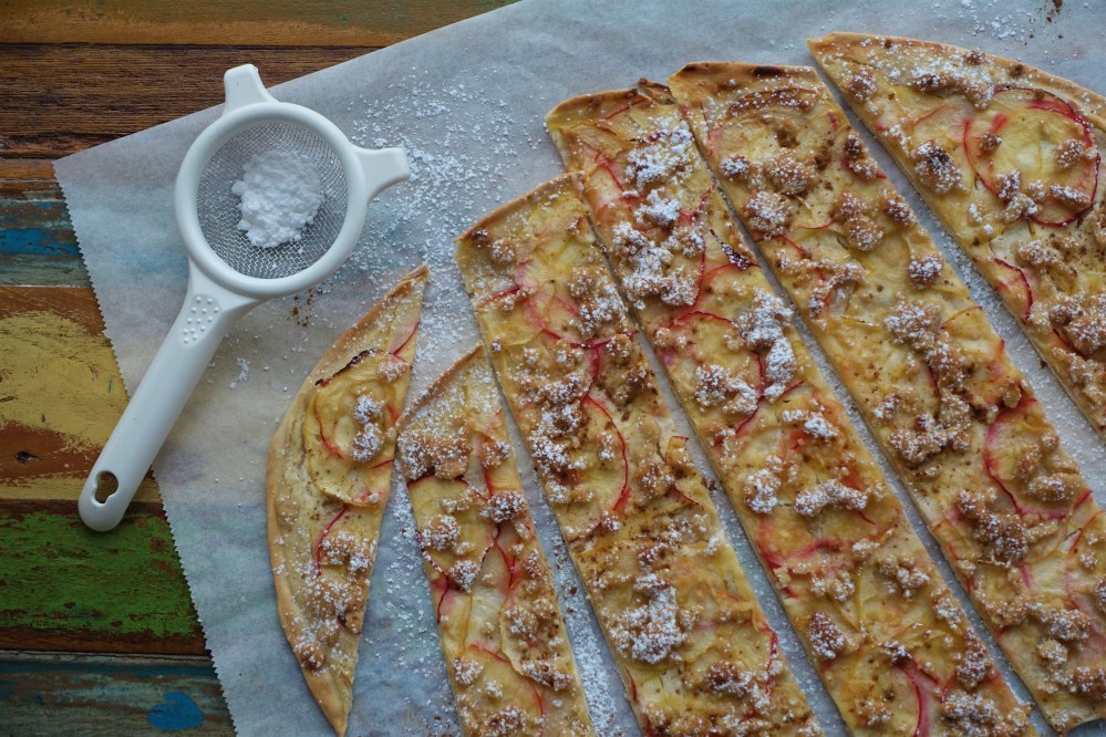 Flammkuchen, süß, Tarte flambée, aus dem Elsass, Alsace, französisch backen, mit Äpfeln und Streuseln, ein Kuchen mit Suchtfaktor, easy-peasy, schnell, EasyBaking