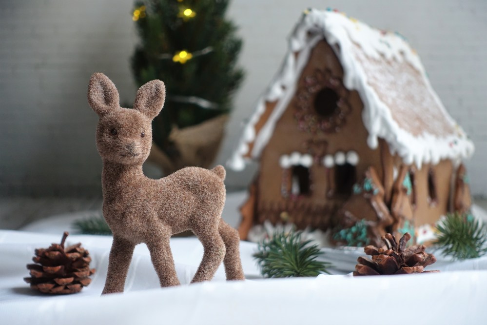 Lebkuchenhaus, Pfefferkuchenhaus, Hexenhaus, Lebkuchen, selbst backen, Weihnachten, Schnee, Weihnachtsduft, Zimt, Vanille, Gewürznelke, Bambi im Schnee, Zauberwald