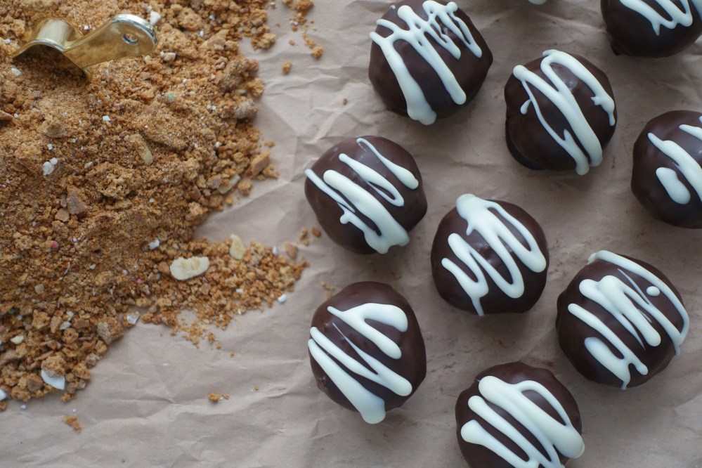 Resteverwertung, Lebkuchenhaus, Pfefferkuchenhaus, Hexenhaus, Lebkuchen, selbst backen, Weihnachten, Schnee, Weihnachtsduft, Zimt, Vanille, Gewürznelke, Orange, Schoko-Orange, Pralinen selbst gemacht, clever recyceln