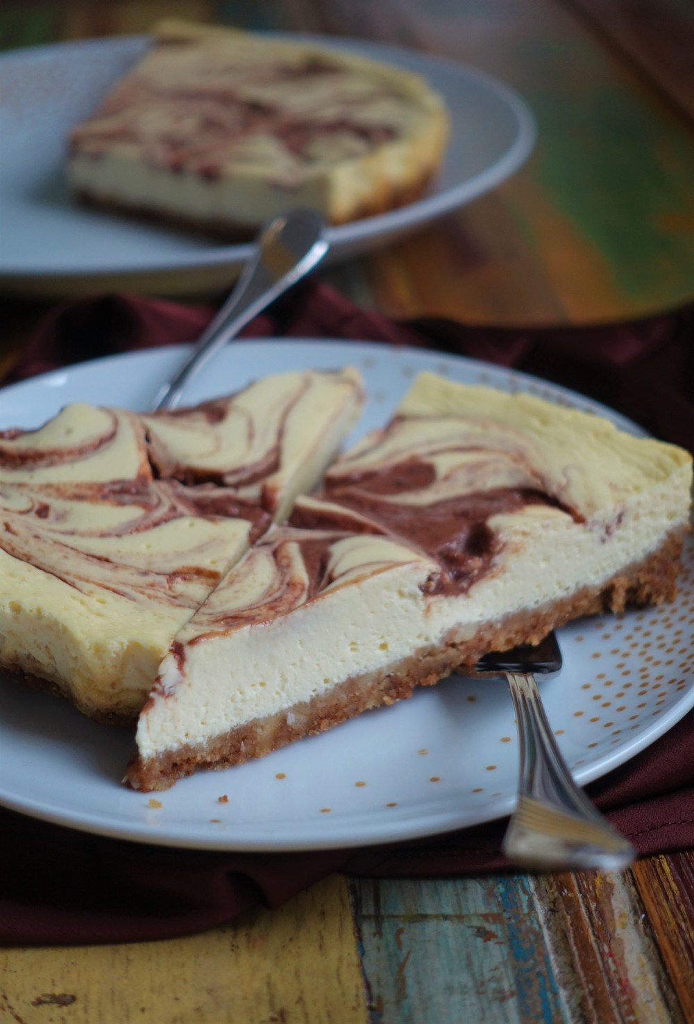 Cheesecake, Cheesecake-Tarte, Austrian Style, mit Topfen, Quark, Doppelrahmfrischkäse, Käsekuchen, mit Frucht-Wirbeln, Swirl, Powidl, Pflaumenmus, zimtig, weihnachtlich, Rum, Lebkuchenbrösel, trendy, Cheesecake Swirl