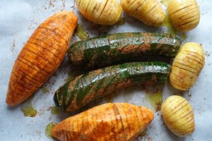 Hasselback, Gemüse im Ziehharmonika-Look, Fächerkartoffeln, Gemüse aus dem Ofen, fächerartig eingeschnitten, Kartoffeln, Zucchini, Süßkartoffeln, Bataten