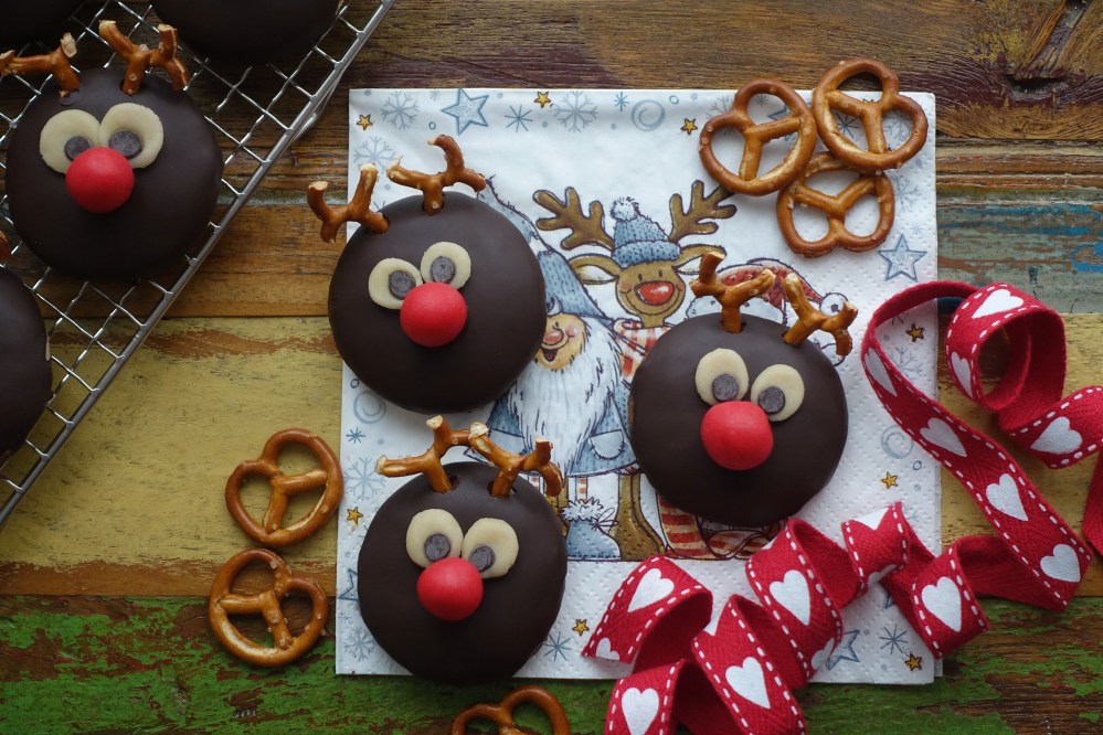 Rudolf Rentier, rotnasig, red-nosed, Rudolf mit der roten Nase, Rudolph the red-nosed reindeer, backen für Kinder, Weihnachten, Lebkuchen, Backidee von Daniela Terenzi, #linzersmileys , Gingerbread, Pfefferkuchen, Haselnüsse