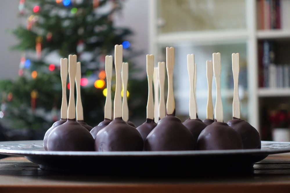 Leckeres aus Kuchenresten, Pannenhilfe für verunglückte Kuchen, Kuchen am Stiel, Cake Pops, Kuchen-Lollis, Mohnkuchen, Poppy Seed