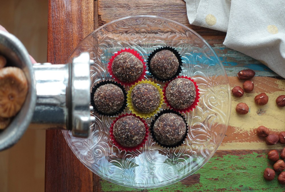 Früchte-Nuss-Konfekt, Früchtekugeln mit Nüssen und Schokolade, vegan, rohköstlich, weihnachtlich, mit Orange, Orangenaroma, altes Rezept, trendy