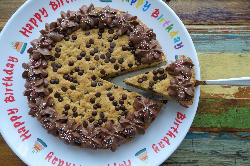 #linzersmileys Cookie Cake mit Chocolate Chips zum Bloggeburtstag, Trendtorte, Backtrend aus Amerika, Riesenkeks-Kuchen, Schokoholics, Schokotropfen, amerikanisch backen, Cremerosetten, Cookie Dough, Cookie-Torte, Chocolate Chip Cookie Cake, zuckerreduziert