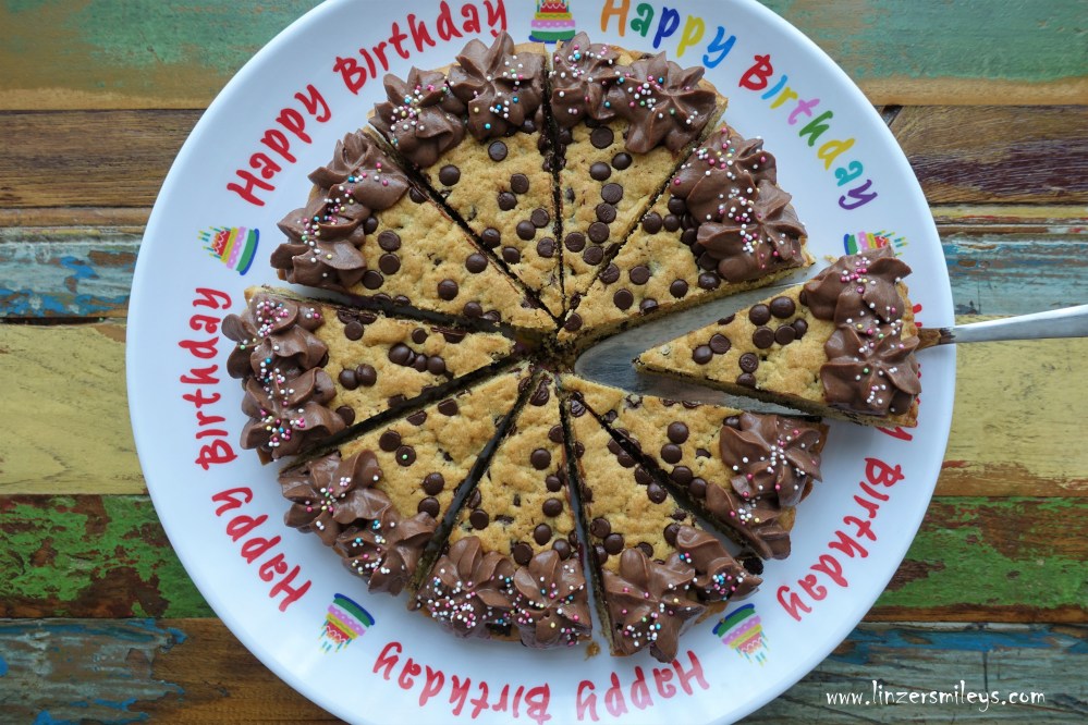 #linzersmileys Cookie Cake mit Chocolate Chips zum Bloggeburtstag, Trendtorte, Backtrend aus Amerika, Riesenkeks-Kuchen, Schokoholics, Schokotropfen, amerikanisch backen, Cremerosetten, Cookie Dough, Cookie-Torte, Chocolate Chip Cookie Cake, zuckerreduziert
