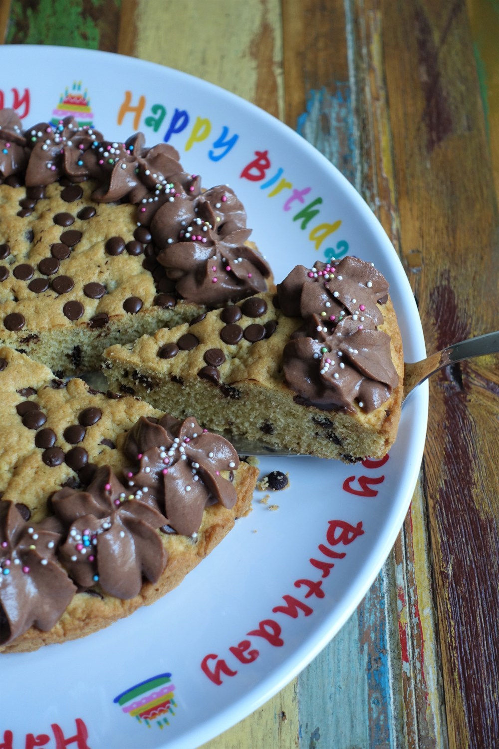 #linzersmileys Cookie Cake mit Chocolate Chips zum Bloggeburtstag, Trendtorte, Backtrend aus Amerika, Riesenkeks-Kuchen, Schokoholics, Schokotropfen, amerikanisch backen, Cremerosetten, Cookie Dough, Cookie-Torte, Chocolate Chip Cookie Cake, zuckerreduziert