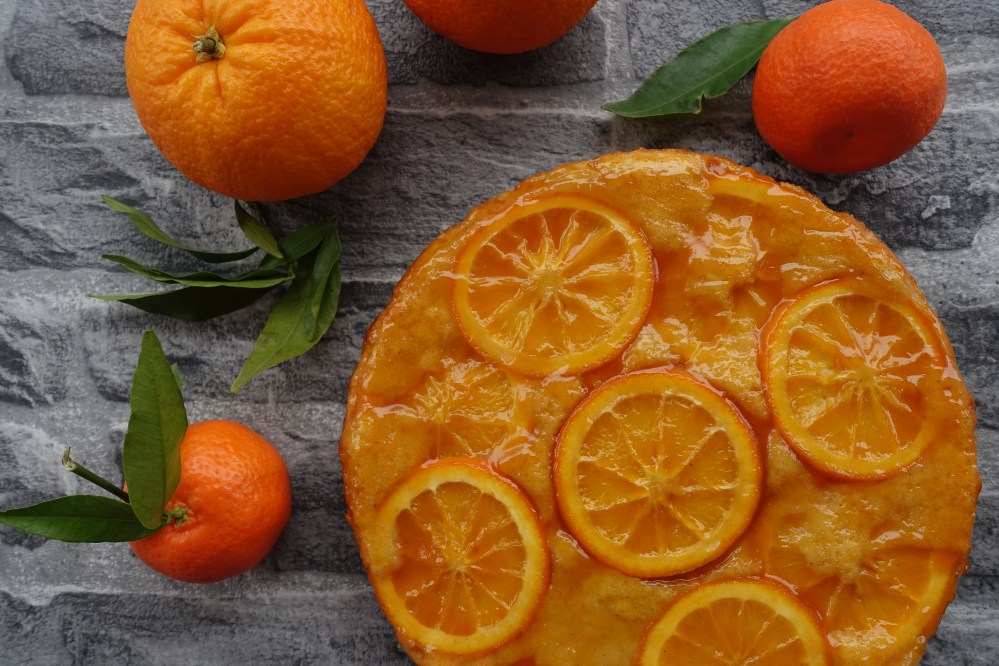 Orangenkuchen upside down, gestürzter Kuchen, kopfüber gebacken, umgekehrt, à l'envers, mit Bio-Orangen backen, bittersüß, fruchtige Torten, aromatisch, duftend, Seelentröster, Soulfood