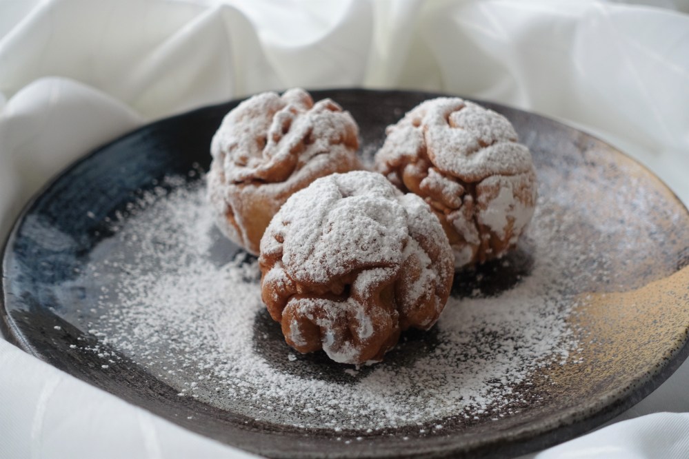 Schmalzgebäck, in Fett Gebackenes, frittiert, Fasching, Karneval, Krapfen & Co., Schneeballen, Rothenburg ob der Tauber, Fasnacht, buntes Faschingstreiben, Schnee, Schneeballeneisen