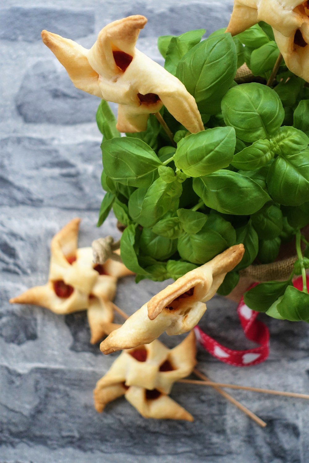 DIY Geschenkidee, kulinarisches Mitbringsel, Gastgeschenk, selbstgemacht, homemade, kreativ, originell, Küchenkräuter, aufgehübscht, gepimpt, aufgepeppt, hübsch verpackt, Windräder aus Blätterteig, Tomatensoße, vegane Geschenkidee