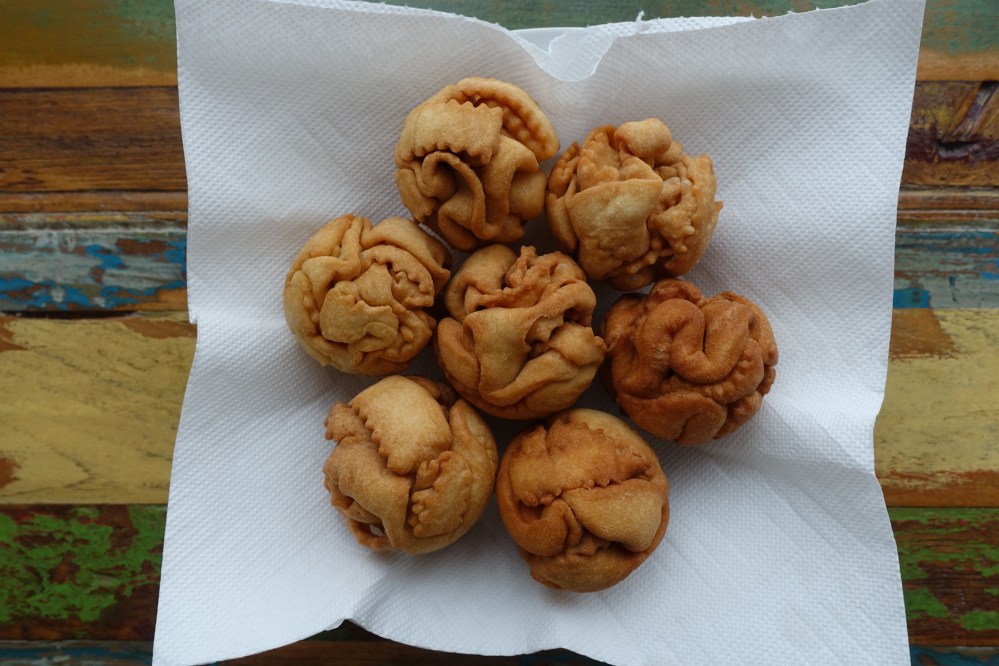 Schmalzgebäck, in Fett Gebackenes, frittiert, Fasching, Karneval, Krapfen & Co., Schneeballen, Rothenburg ob der Tauber, Fasnacht, buntes Faschingstreiben, Schnee, Schneeballeneisen