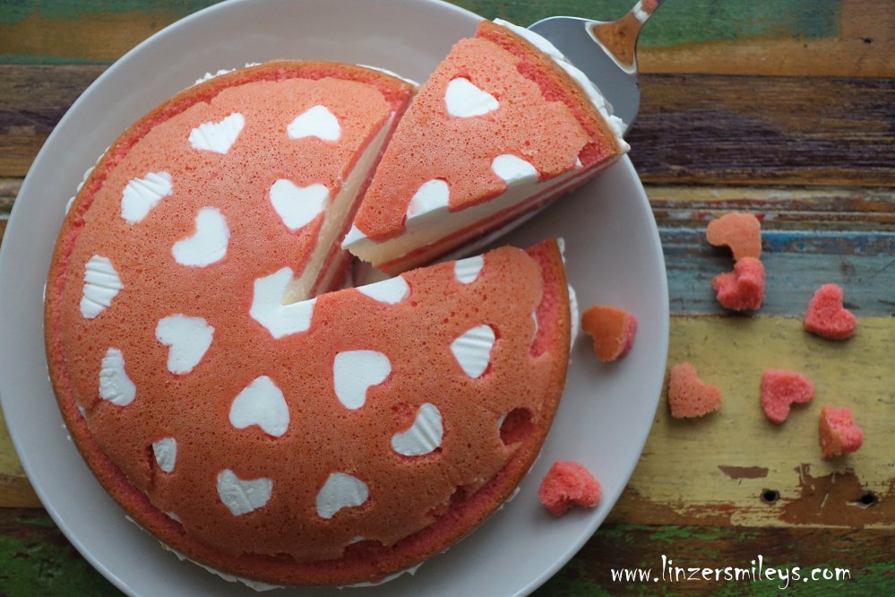 Kuppeltorte, Herzerl-Look, Love, Liebe, mit Liebe gemacht, Gitterstanze, ausgestanzte Herzen, Topfen-Joghurt-Creme, Quark, Lieblingstorte, gestürzt, köstlich, cremig, fluffig