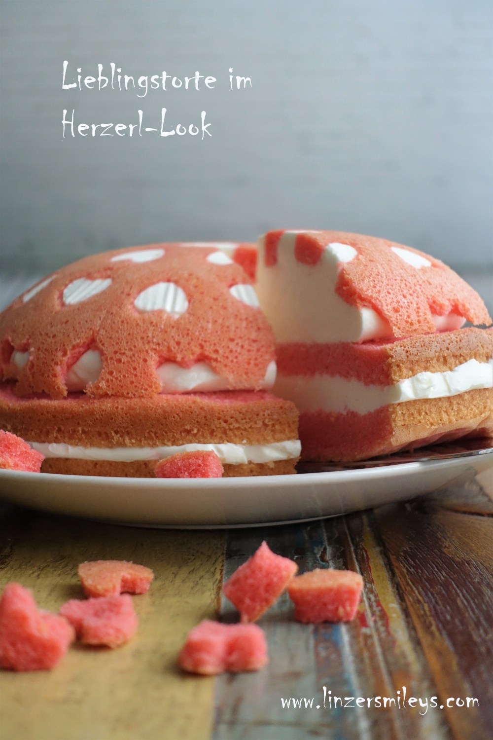 Kuppeltorte, Herzerl-Look, Love, Liebe, mit Liebe gemacht, Gitterstanze, ausgestanzte Herzen, Topfen-Joghurt-Creme, Quark, Lieblingstorte, gestürzt, köstlich, cremig, fluffig
