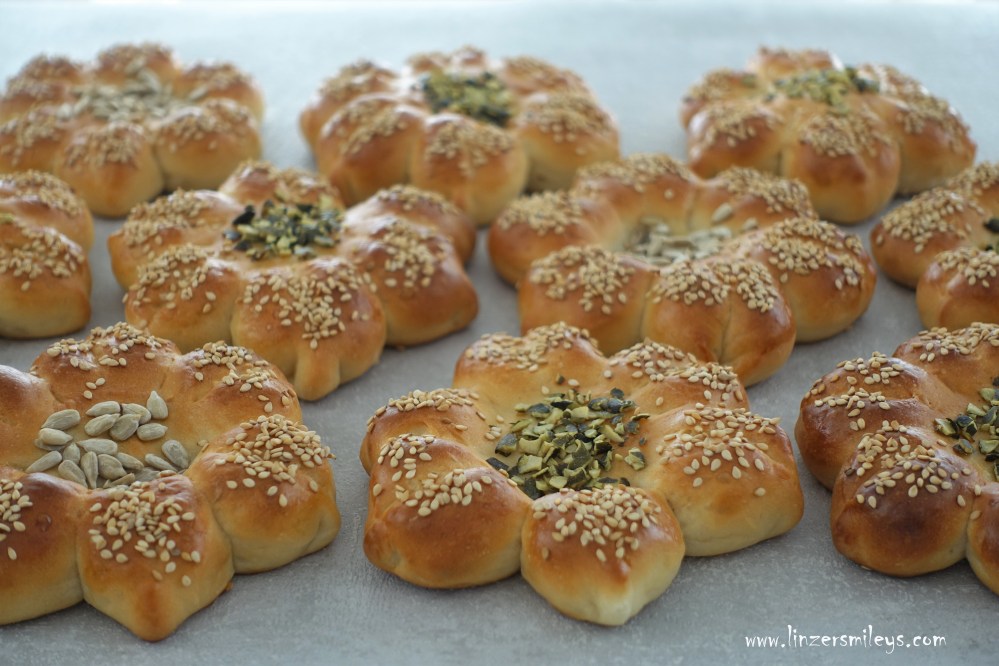 #gemeinsamfüreinander kreativ backen, Brot, Brötchen, Brotblumen, selbst gemacht, fürs Sonntagsfrühstück, fluffig, Hefeteig, Germteig, g'schmackig, hübsch fürs Auge, Eyecatcher, Blickfang, Hingucker, aus dem Backofen, der Duft von frisch gebackenem Brot