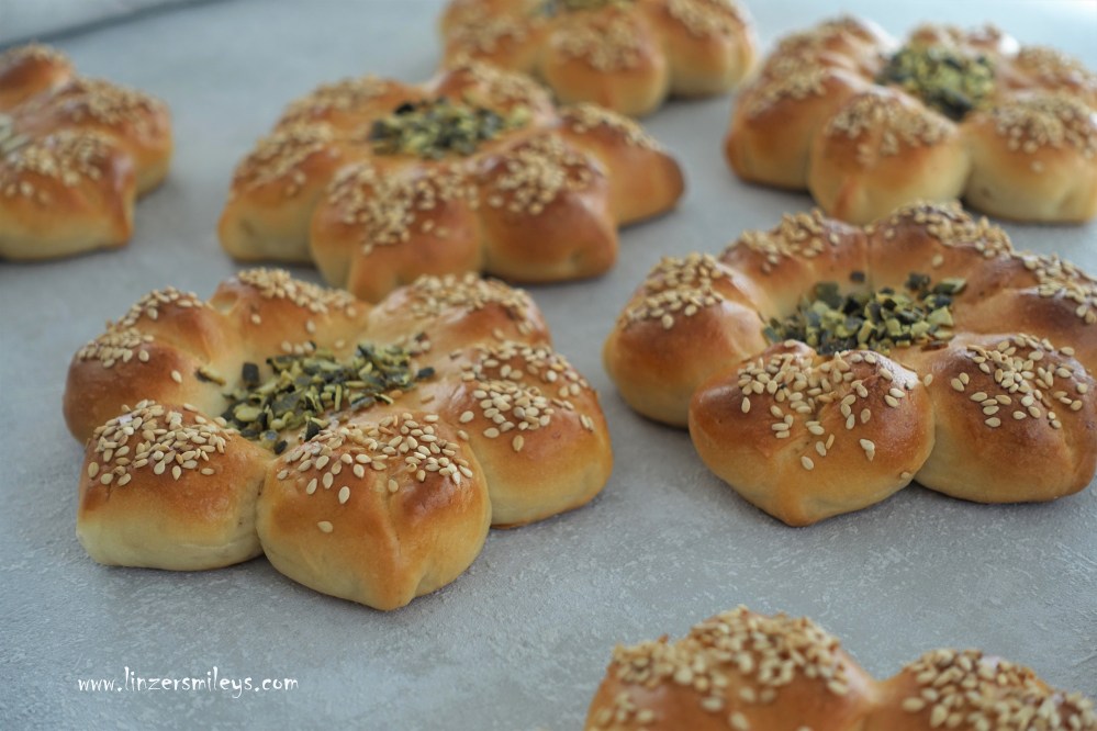 #gemeinsamfüreinander kreativ backen, Brot, Brötchen, Brotblumen, selbst gemacht, fürs Sonntagsfrühstück, fluffig, Hefeteig, Germteig, g'schmackig, hübsch fürs Auge, Eyecatcher, Blickfang, Hingucker, aus dem Backofen, der Duft von frisch gebackenem Brot