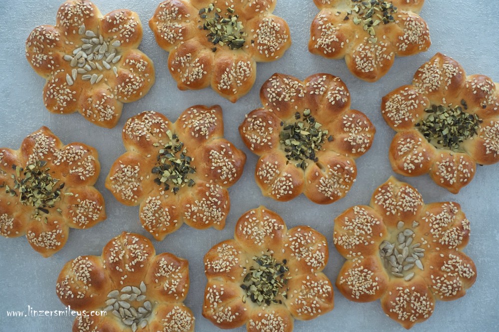 #gemeinsamfüreinander kreativ backen, Brot, Brötchen, Brotblumen, selbst gemacht, fürs Sonntagsfrühstück, fluffig, Hefeteig, Germteig, g'schmackig, hübsch fürs Auge, Eyecatcher, Blickfang, Hingucker, aus dem Backofen, der Duft von frisch gebackenem Brot