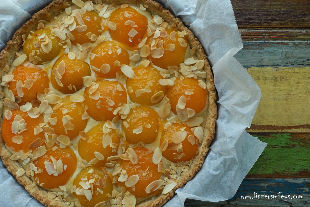 Marillentarte, Aprikosentarte, kreativ backen mit Dosenobst, mit Früchten aus der Dose, Konserven, Marzipan, Marzipancreme, Marillenzeit, Aprikosenzeit, Wachau, Mürbteigtarte, Mandeln, französisch backen, Souvenir aus der Provence, Backtrend, Blindbacken mit Anleitung