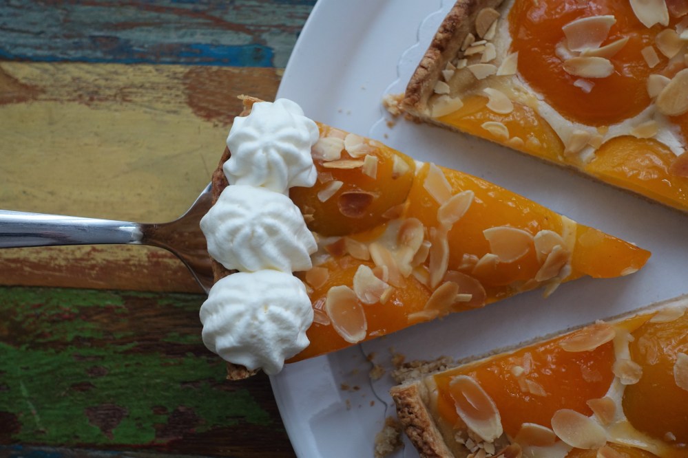 Marillentarte, Aprikosentarte, kreativ backen mit Dosenobst, mit Früchten aus der Dose, Konserven, Marzipan, Marzipancreme, Marillenzeit, Aprikosenzeit, Wachau, Mürbteigtarte, Mandeln, französisch backen, Souvenir aus der Provence, Backtrend, Blindbacken mit Anleitung