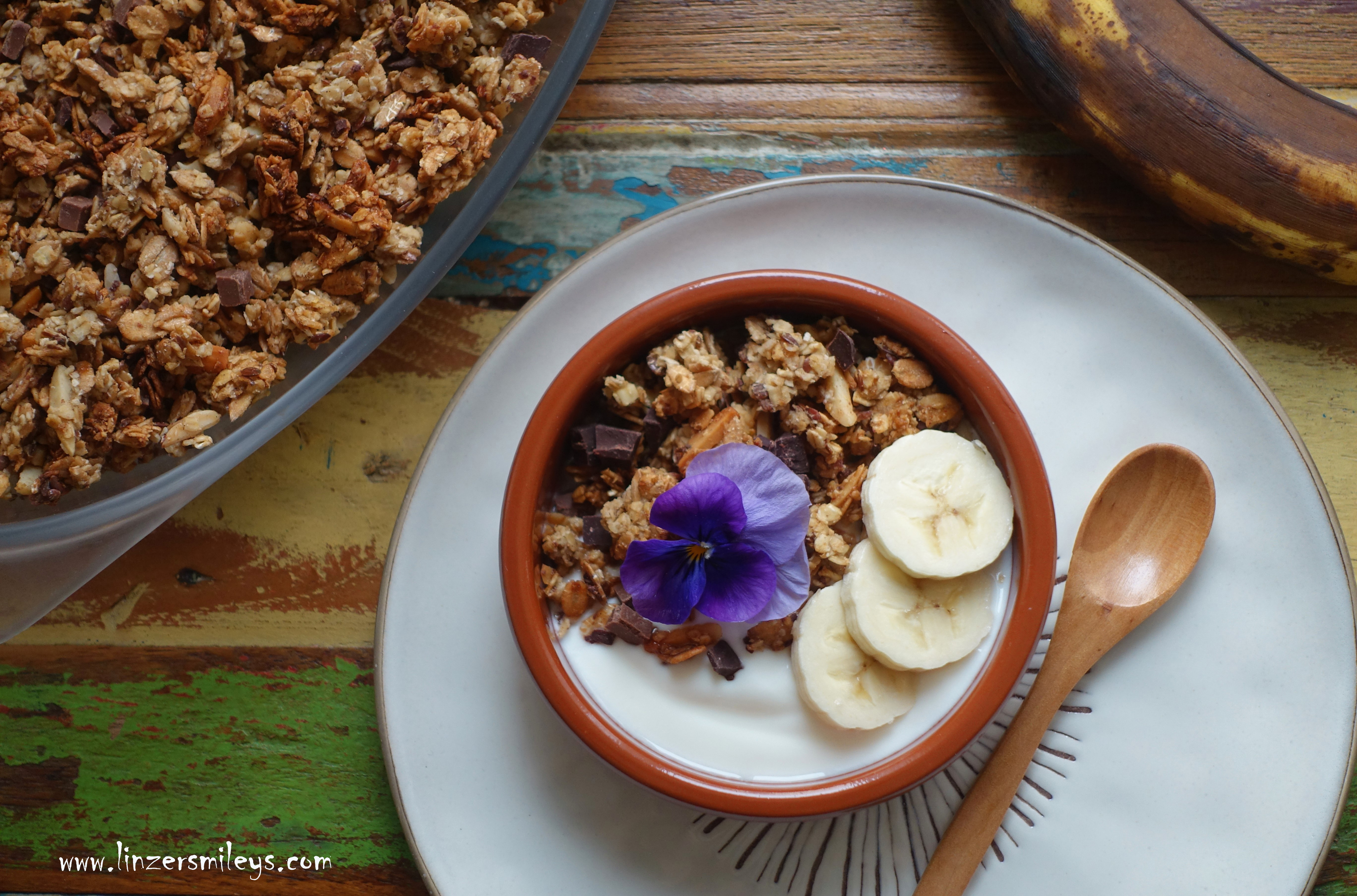 Geschenk aus der Küche mit dem besonderen Extra, Granola Schoko-Banane, Knuspermüsli, selbst gemacht, Resteverwertung, braune Bananen verwerten, nachhaltig #linzersmileys DIY-Geschenkidee, Frühstück