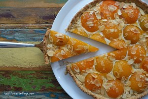 Marillentarte, Aprikosentarte, kreativ backen mit Dosenobst, mit Früchten aus der Dose, Konserven, Marzipan, Marzipancreme, Marillenzeit, Aprikosenzeit, Wachau, Mürbteigtarte, Mandeln, französisch backen, Souvenir aus der Provence, Backtrend, Blindbacken mit Anleitung