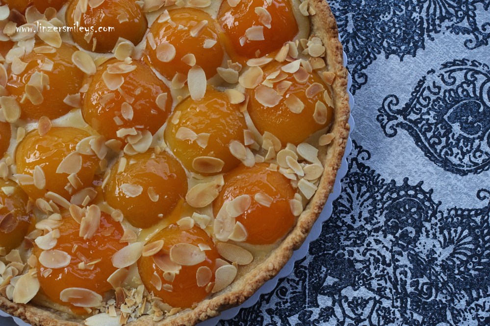 Marillentarte, Aprikosentarte, kreativ backen mit Dosenobst, mit Früchten aus der Dose, Konserven, Marzipan, Marzipancreme, Marillenzeit, Aprikosenzeit, Wachau, Mürbteigtarte, Mandeln, französisch backen, Souvenir aus der Provence, Backtrend, Blindbacken mit Anleitung