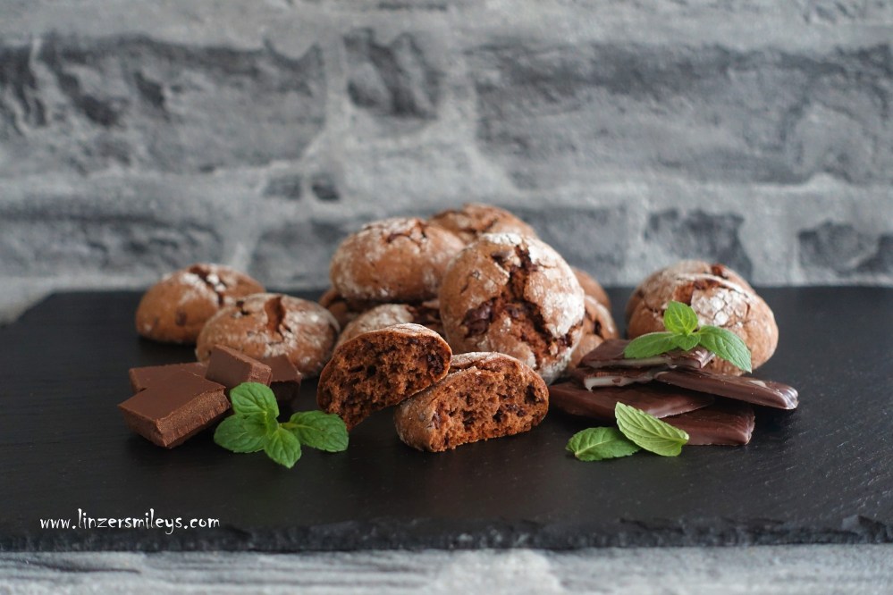 Crinkles, Runzelkekse, Kekse mit rissiger Oberfläche, trendy, easy-peasy Rezept, Schoko-Minze, After Eight, Schoko-Minz-Täfelchen, die feine englische Art, kreativ backen, Cookies, schokoladig, minzig, Minznote, #aftereight Soulfood Seelentröster Schokolade