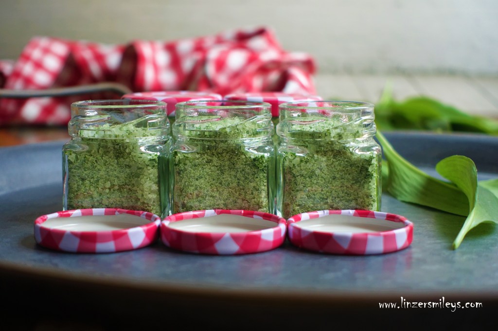 Bärlauchsalz selbst gemacht, aus nur 2 Zutaten; grobes Meersalz und frische Bärlauchblätter, perfekt zum Würzen, in Salaten, zum Grillen, eine hübsche Geschenkidee, DIY, ein Geschenk aus der Küche, #linzersmileys