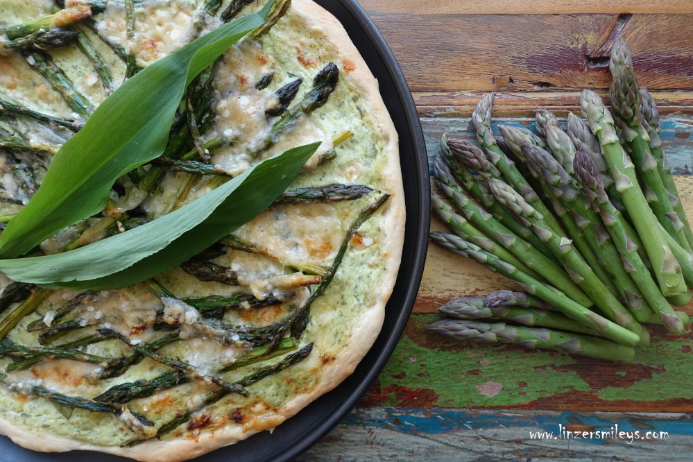 Flammkuchen, Tarte flambée, Rezept à la #linzersmileys, mit grünem Spargel, Bärlauchrahm und Parmesan, vegetarisch