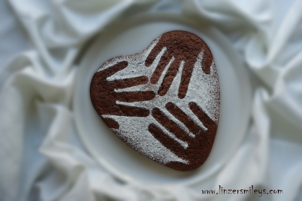 Homebaking, Easybaking, kretiv, einfach, Becherkuchen, easy-peasy, simpel, backen im Team, Family, Familienrezept, Inspiration, #stayhome #zusammenbackenwirdas #Happyfood #MitLiebeGebacken #Kuchenbacken #zuhausebleiben und #kreativ sein #Kuchenliebe Dekoidee #linzersmileys