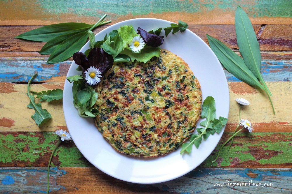 Omelette, Frittata, frittata con erbe selvatiche, Wald und Wiese, Wildkräuter sammeln, kochen mit Wildkräutern, der Frühling auf dem Teller, LowCarb, Omelett mit Bio-Eiern, Bärlauch, Löwenzahn, Brennnesseln, Gänseblümchen, Frühstück