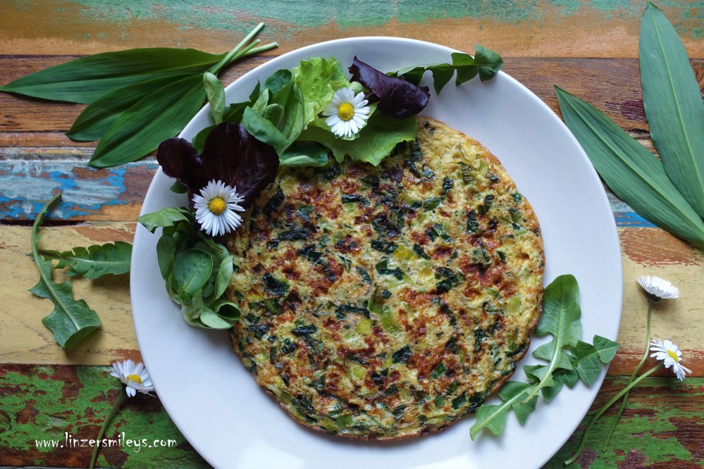 Omelette, Frittata, frittata con erbe selvatiche, Wald und Wiese, Wildkräuter sammeln, kochen mit Wildkräutern, der Frühling auf dem Teller, LowCarb, Omelett mit Bio-Eiern, Bärlauch, Löwenzahn, Brennnesseln, Gänseblümchen, Frühstück